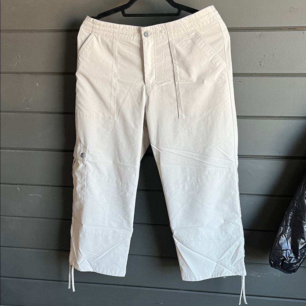 Like new!! Patagonia Women's Light cream Capris